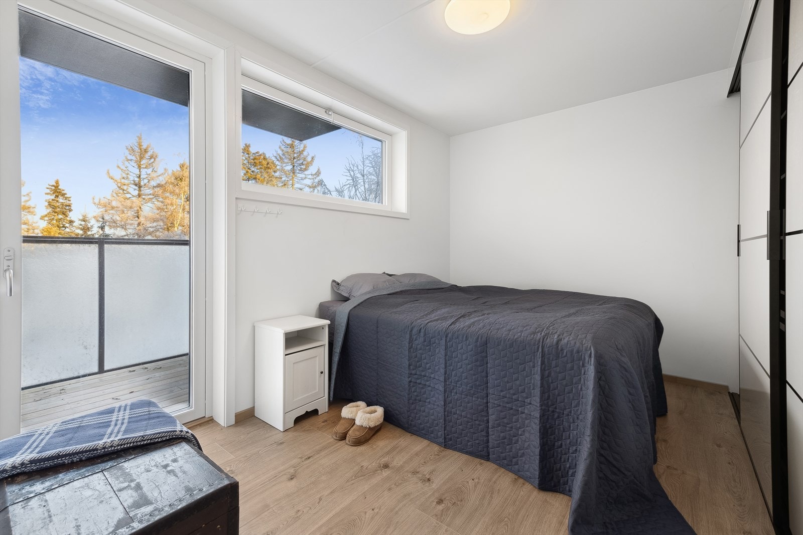 Soverom nr. 1 - Utgang fra soverommet til en nord/øst-vendt balkong på ca. 7,8 m² Galleribilde