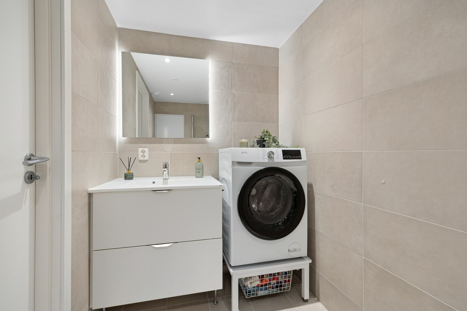 Lekkert og moderne baderom med elektriske varmekabler i gulv - opplegg for vaskemaskin/tørketrommel Galleribilde