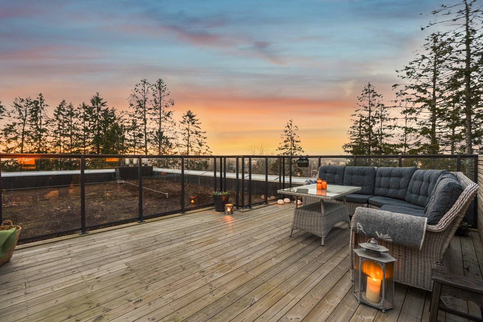 Her sitter man skjermet til og kan nyte en nydelig solnedgang Galleribilde