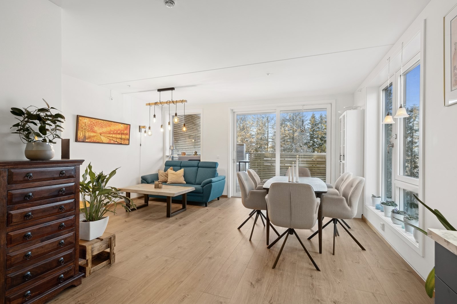 Leiligheten har store vindusflater som gir rikelig med naturlig dagslys Galleribilde