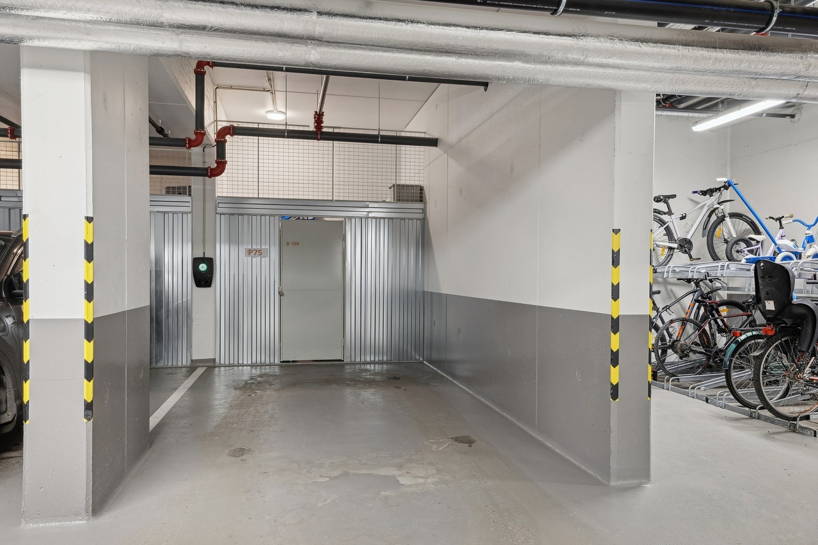 Egen parkeringsplass med lader til elbil - plassen er svært romslig og har i tillegg en bod i enden på 5 m² Galleribilde