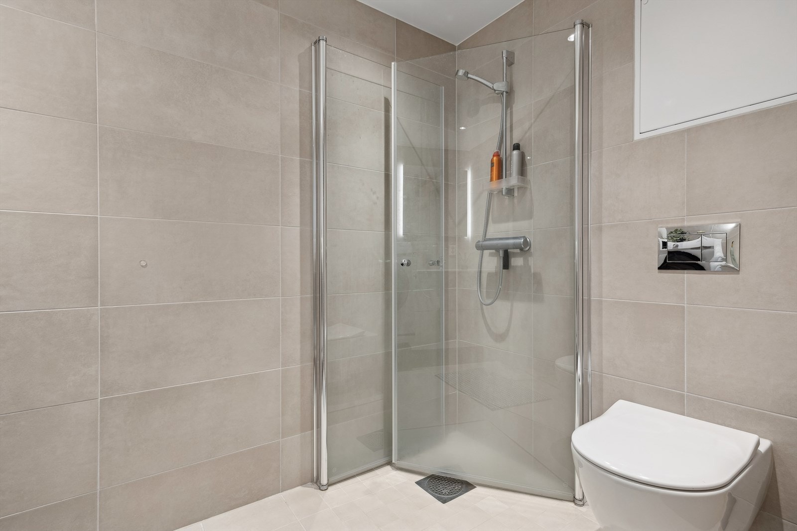 Dusjhjørne med innfellbare dører som gir bedre utnyttelse av arealet Galleribilde