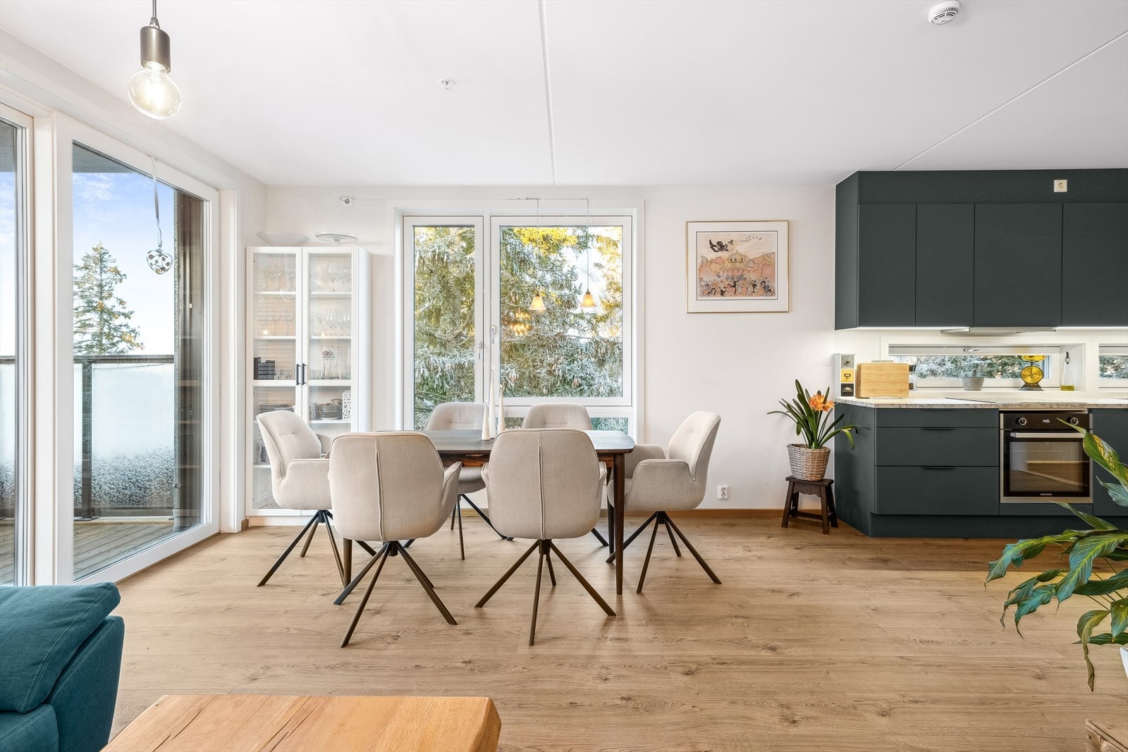 Lys og åpen stue/kjøkken-løsning gir en behagelig romfølelse! Galleribilde