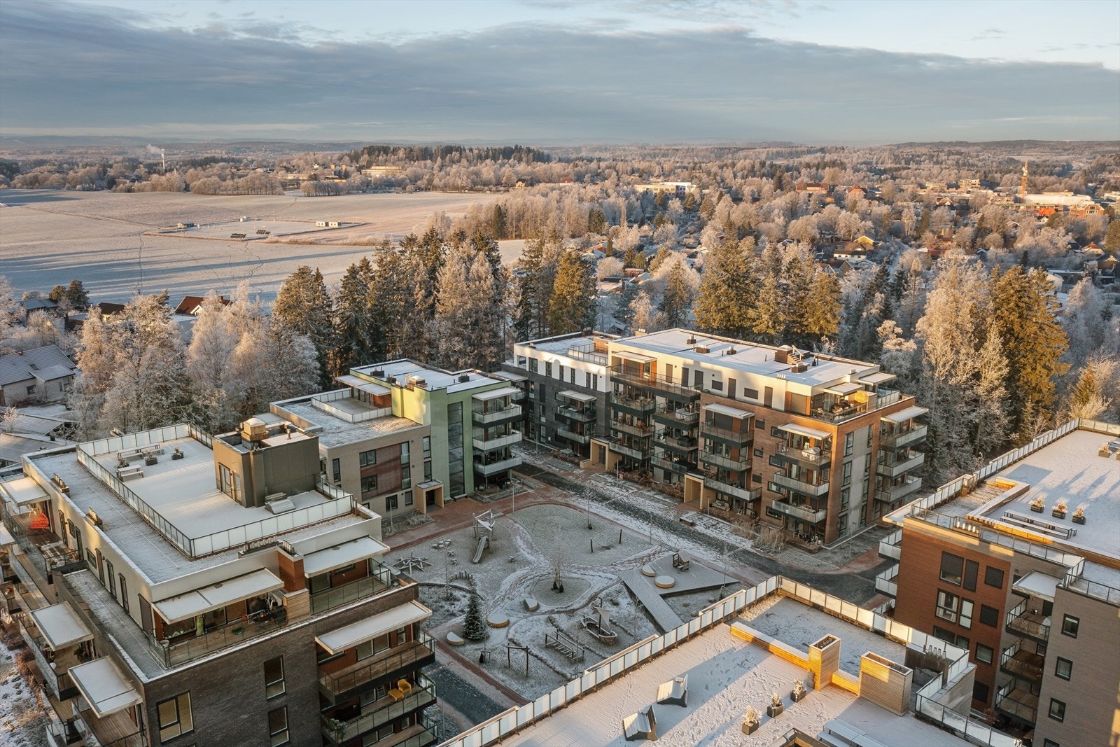 Her er det opparbeidet flotte fellesarealer som egner seg god til lek og opphold - man har også mulighet til å benytte seg av store felles takterrasser Galleribilde