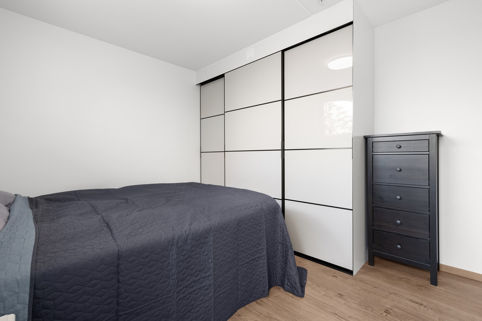 Soverom nr. 1 - Her er det god plass til både seng og skyvedørsgarderobe Galleribilde