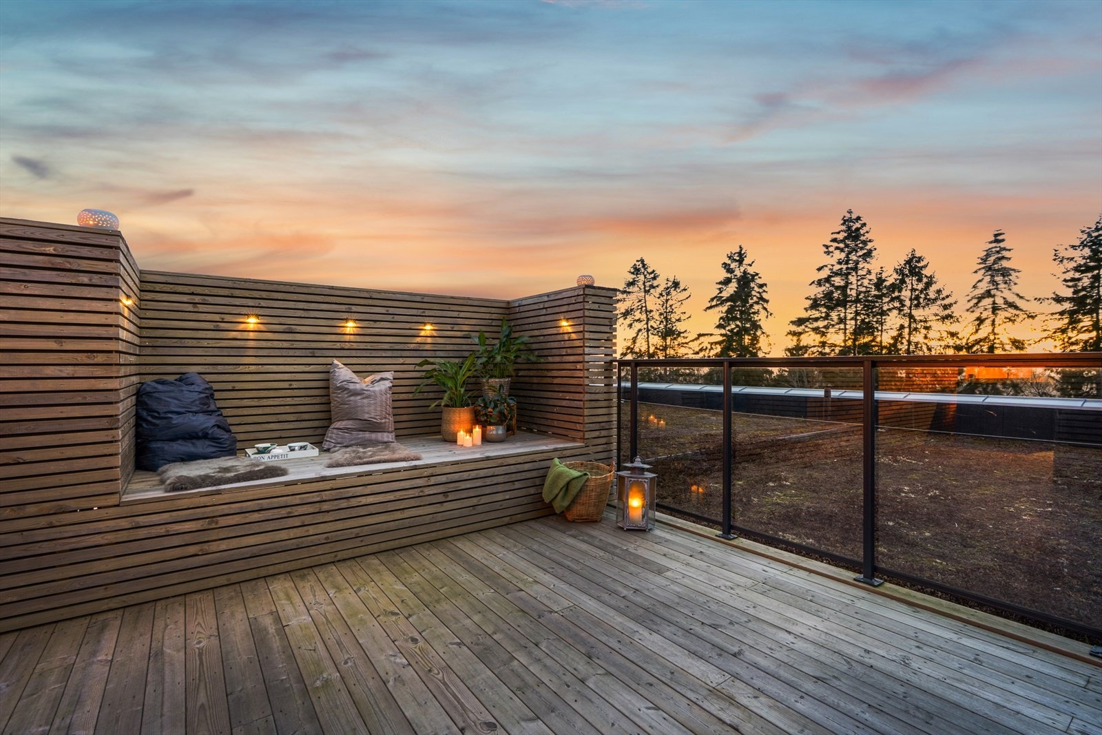 Utebelysningen på terrassen gir en herlig stemning på kvelden Galleribilde