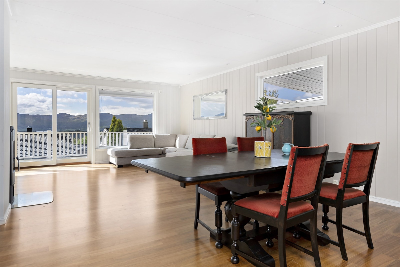 Fra stue er det utgang til veranda med skyvedør Galleribilde