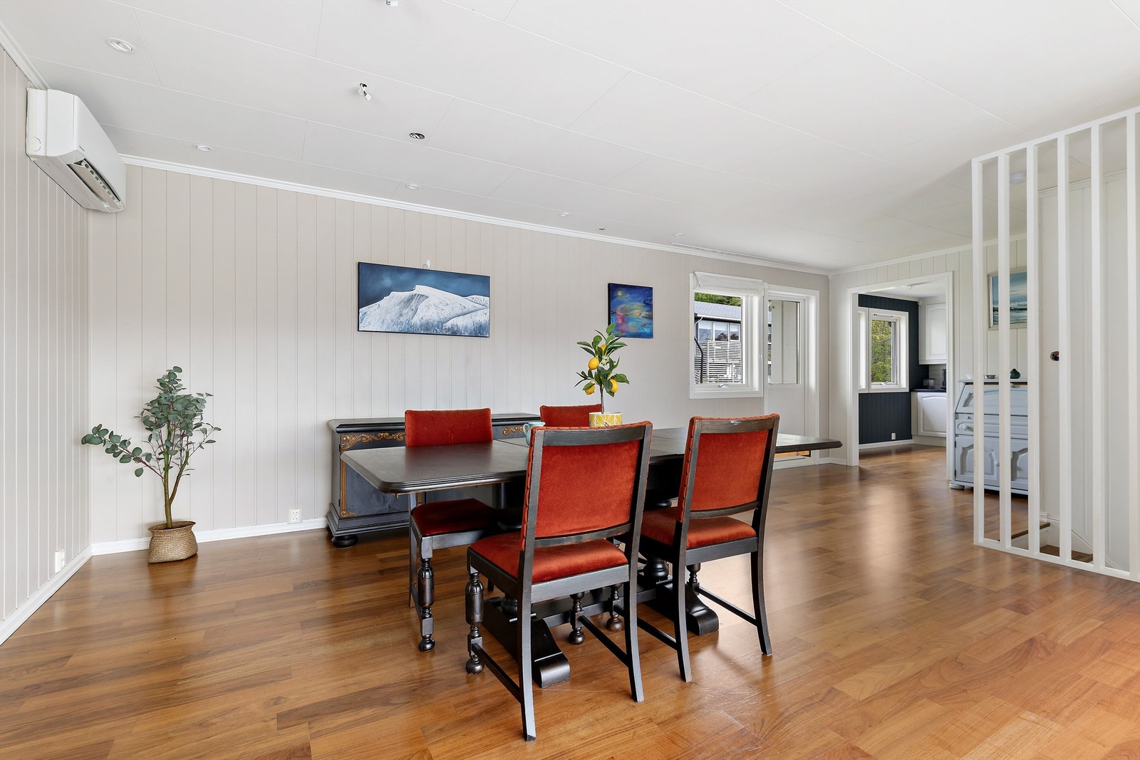 Rom for spisestuebord på stue Galleribilde