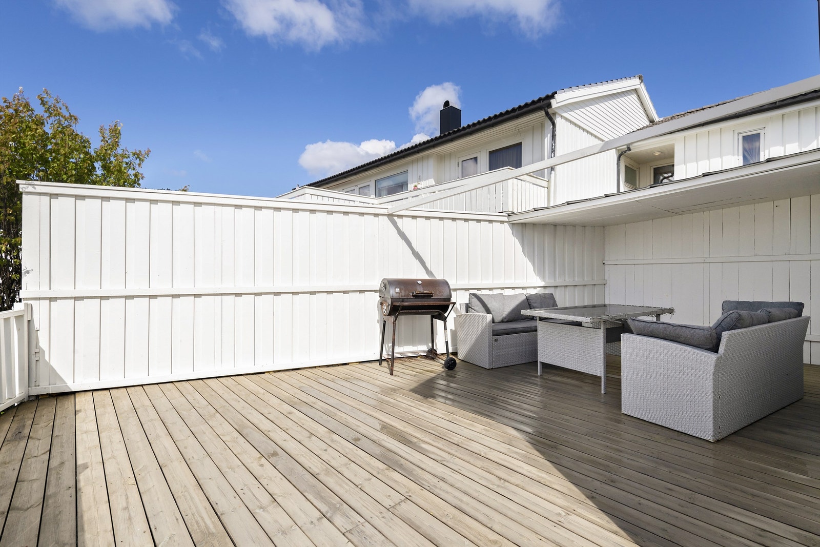 Romslig veranda med takoverbygg Galleribilde