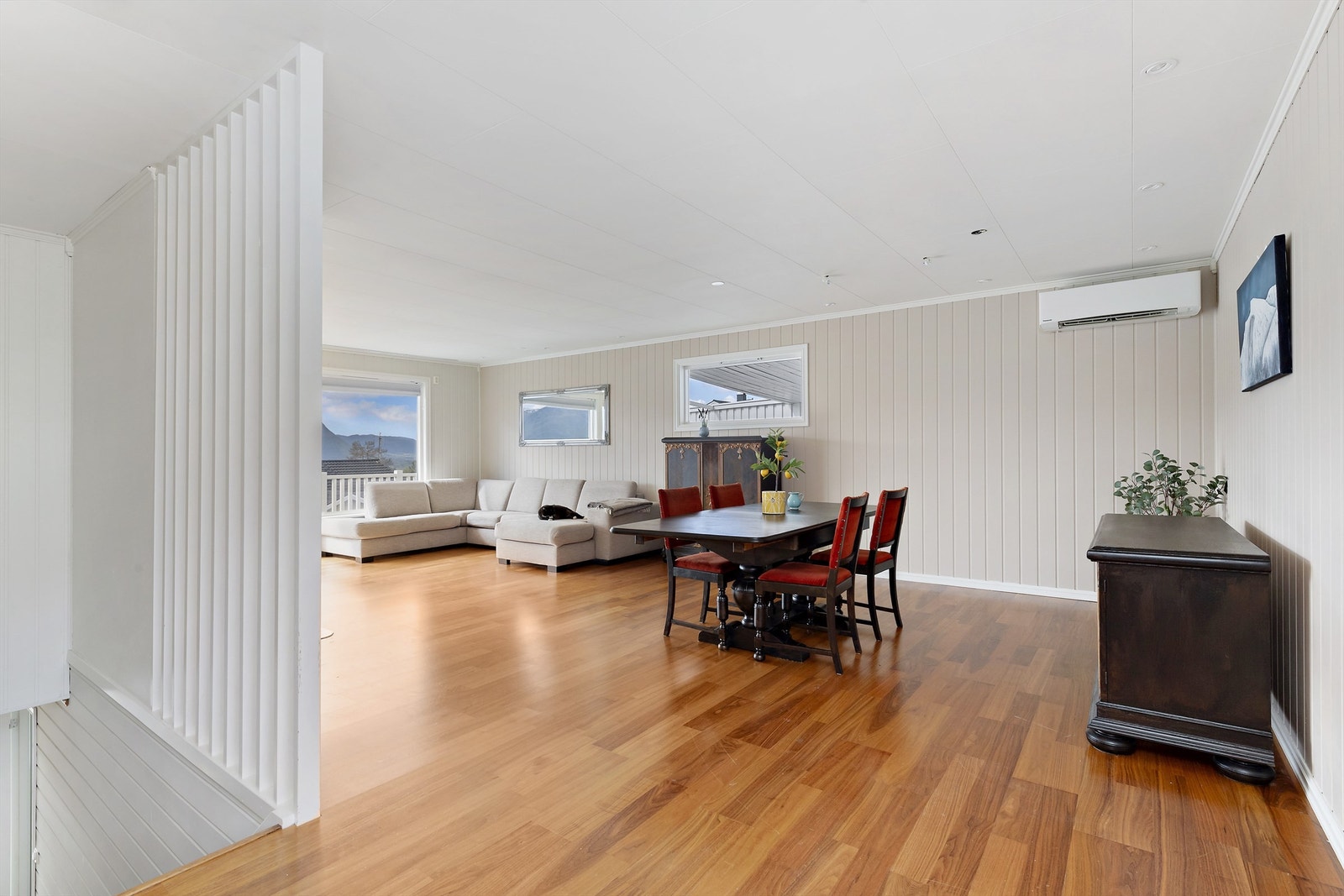 I boligens 1. etasje ligger stue, kjøkken, bad og soverom. Galleribilde