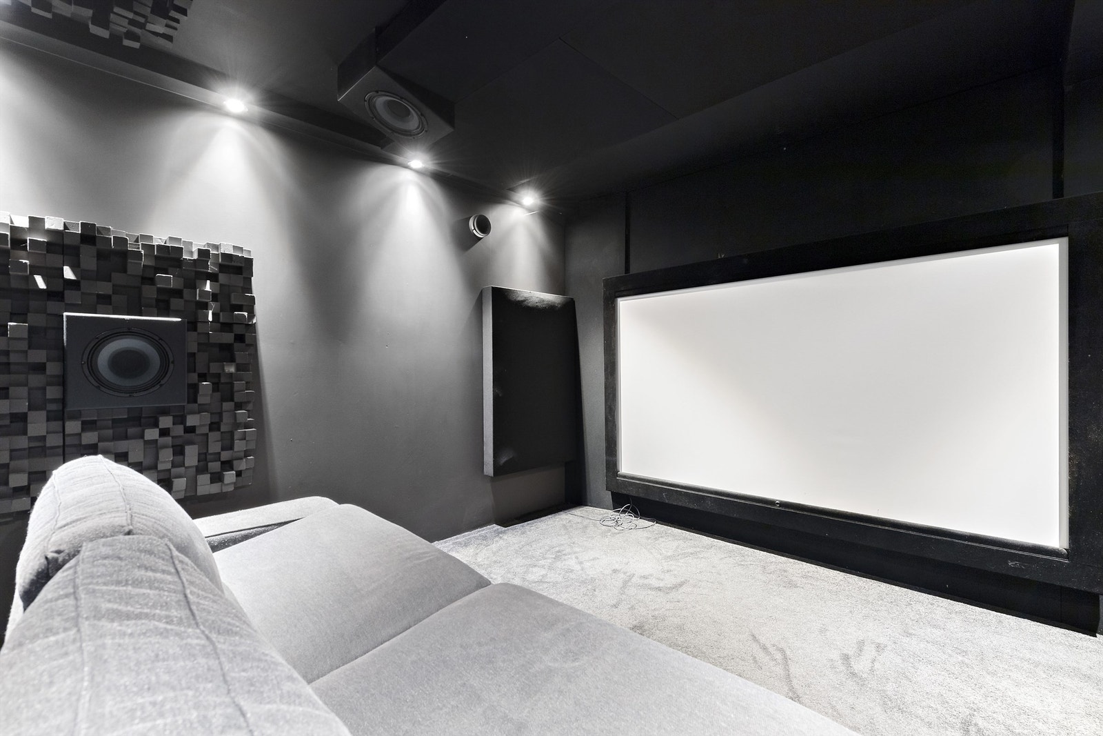 Innredet kinorom i underetasje. Rommet er opprinnelig hobby/sportsrom, det foreligger ikke bruksendring og rommet er ikke godkjent for varig opphold. Galleribilde