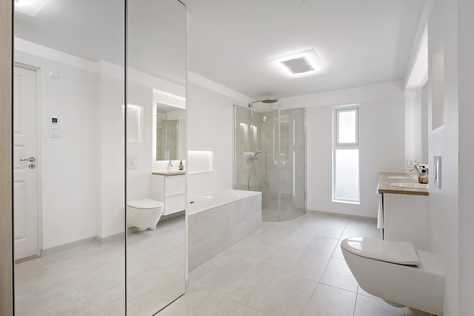 Stort, moderne og oppgradert flislagt bad i underetasje Galleribilde