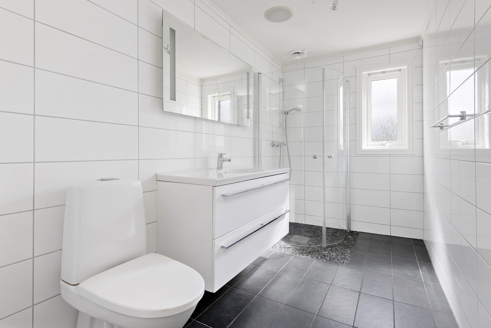 Flislagt bad i 1. etasje. Galleribilde