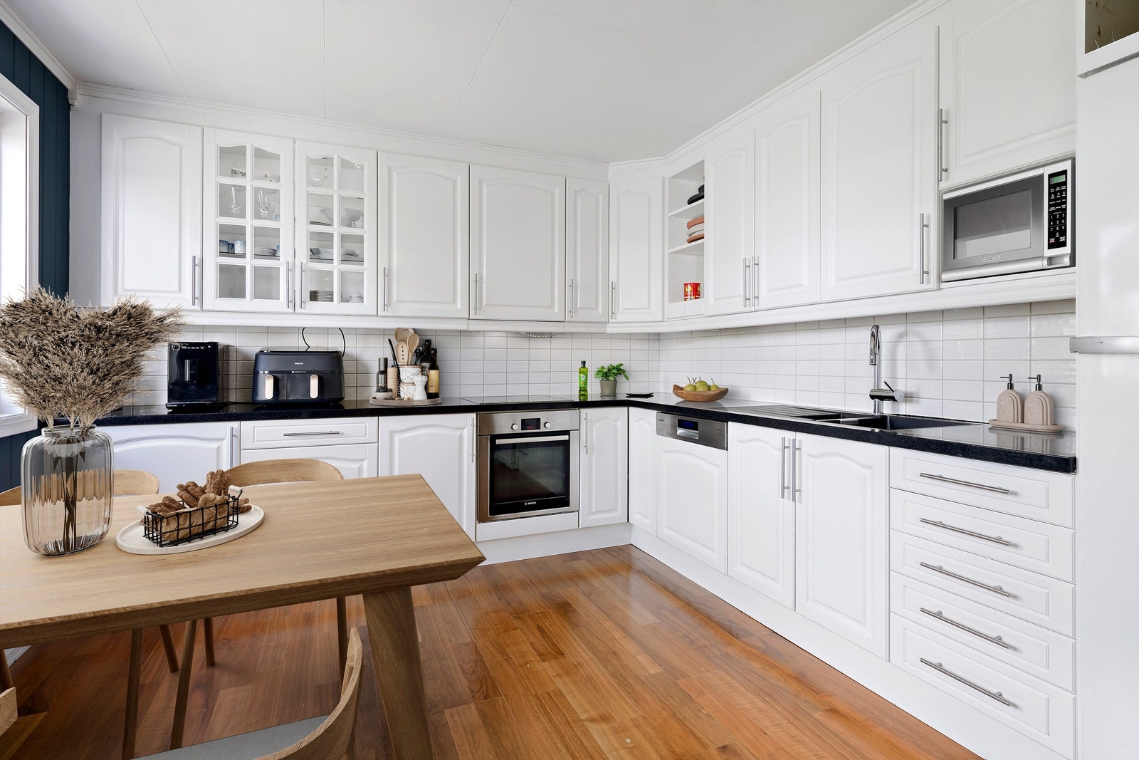 Kjøkkeninnredning med underskap og takhøye overskap Galleribilde