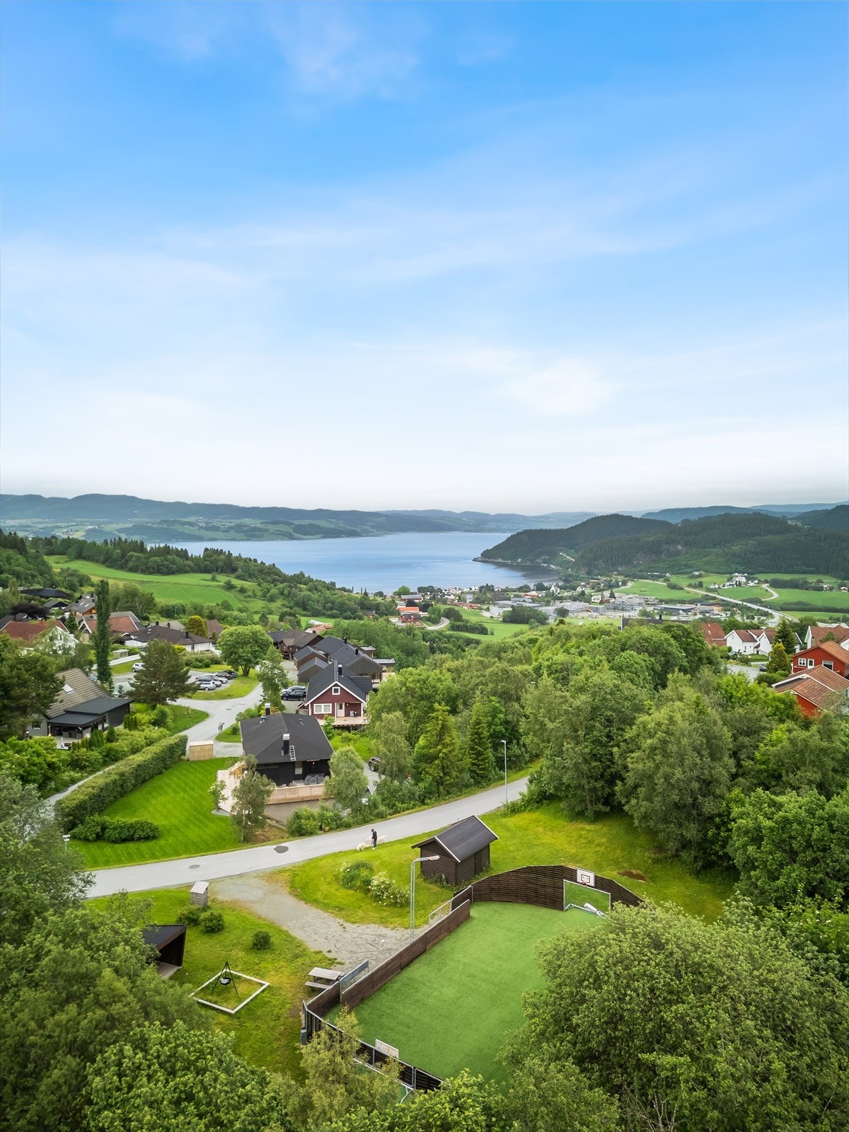 Fra eiendommen er det gangavstand til Børsa barneskole og til Skaun ungdomsskole. Det ligger flere barnehager i nærområdet. Galleribilde