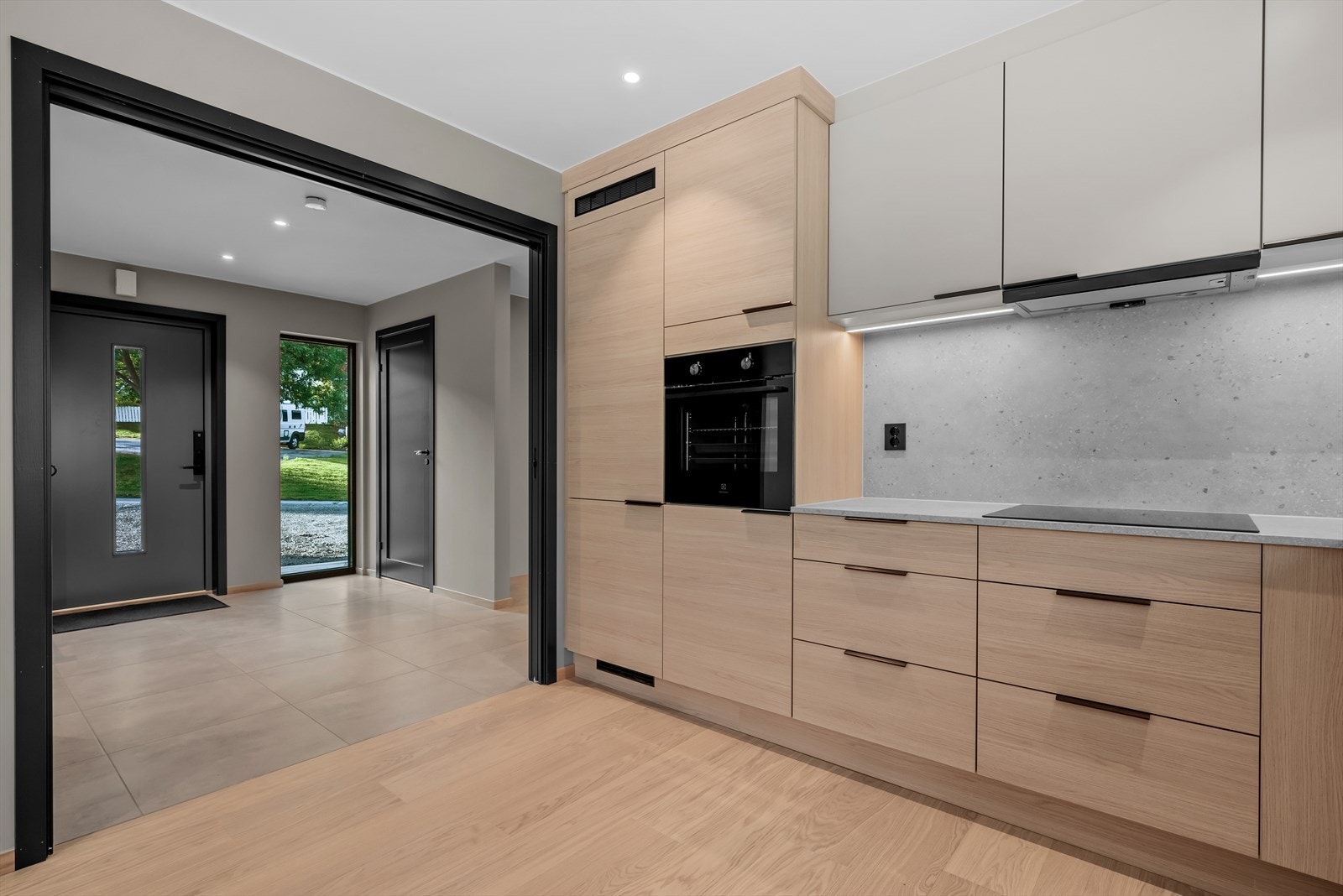 Her får du en god romfølelse med tidsriktige fargevalg og god takhøyde Galleribilde