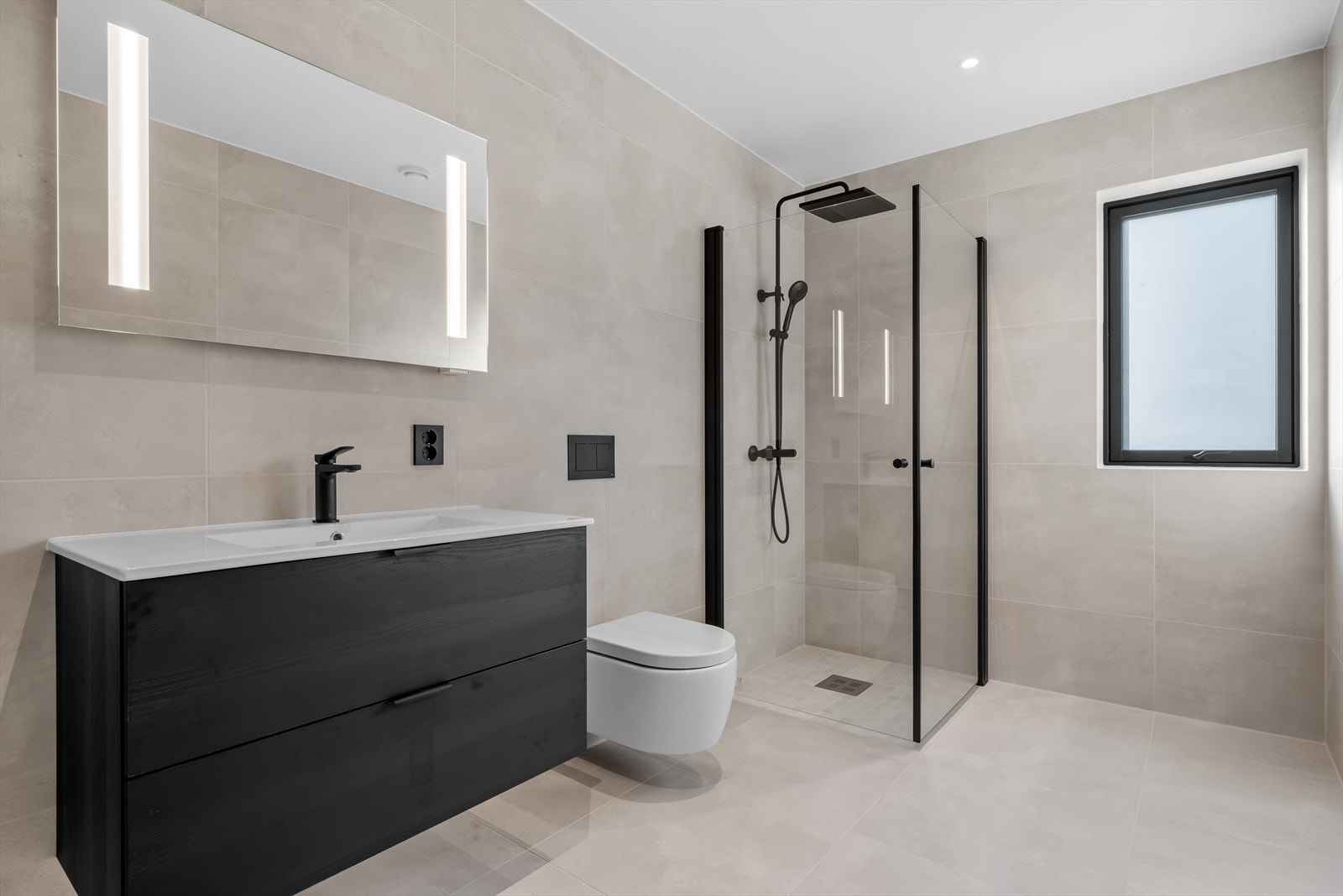 Det er også eget toalettrom utstyrt med veggmontert klosett og servant m/servantskap Galleribilde