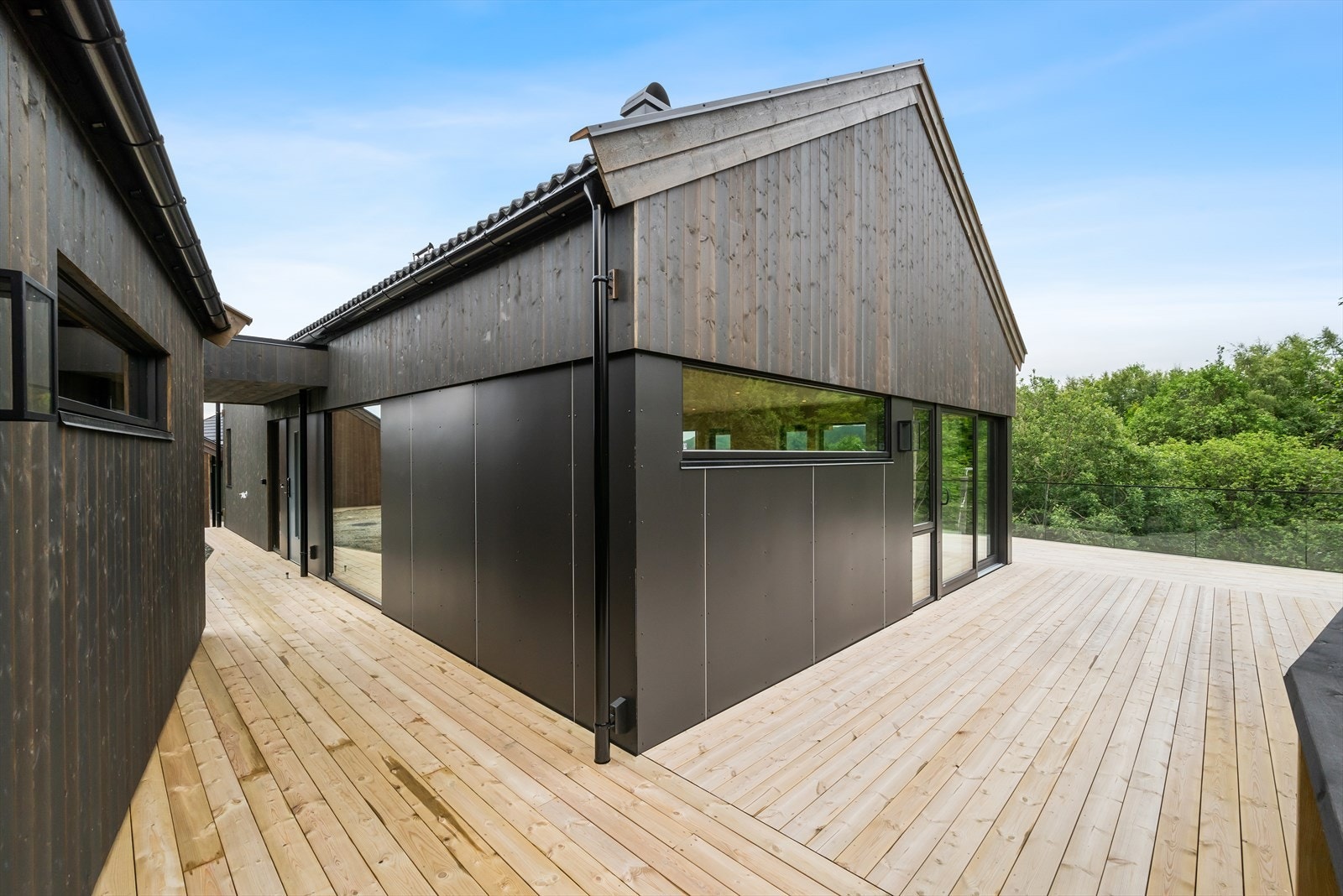 Nylig oppført og ferdigstilt bolig med stor dobbeltgarasje Galleribilde