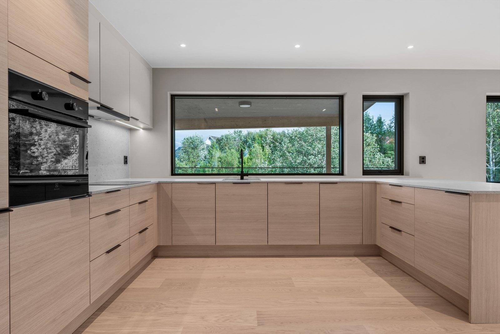 Kjøkken er av høy kvalitet med moderne og flotte detaljer Galleribilde