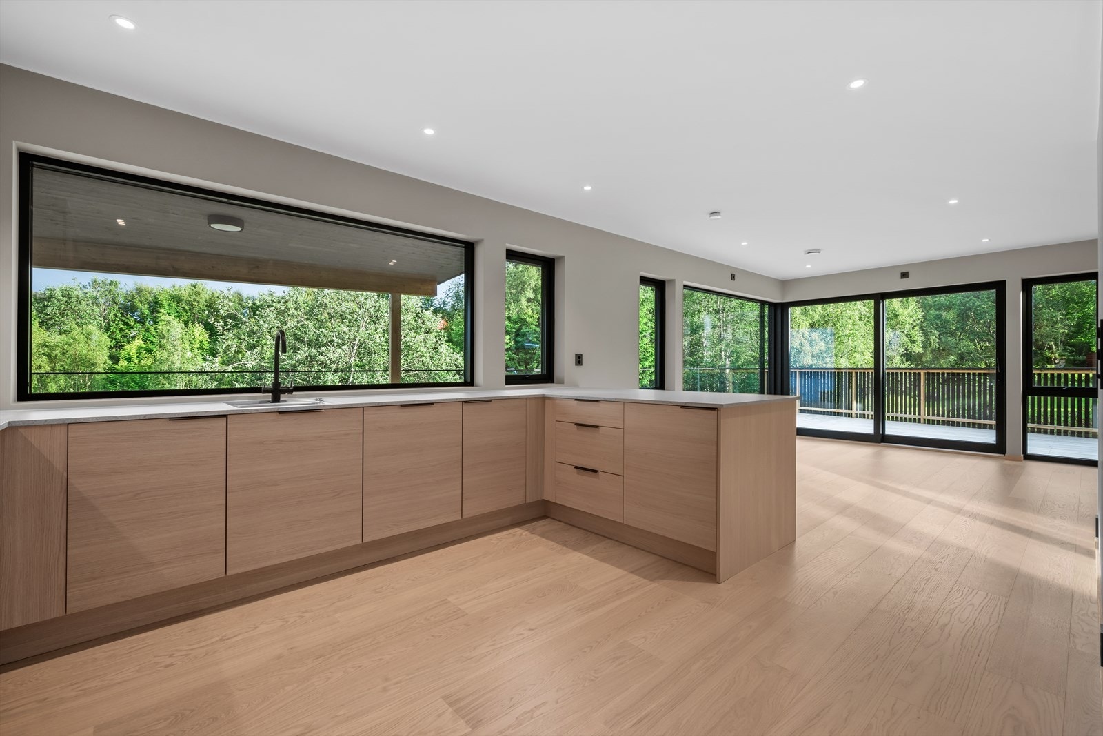 Her får du rikelig med skap og benkeplass og flott utsikt under matlaginga! Galleribilde