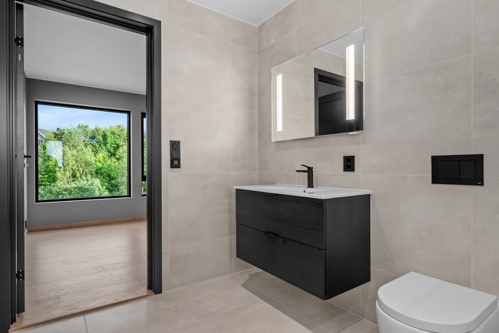 Moderne og herlig bad i tilknytning til hovedsoverom Galleribilde