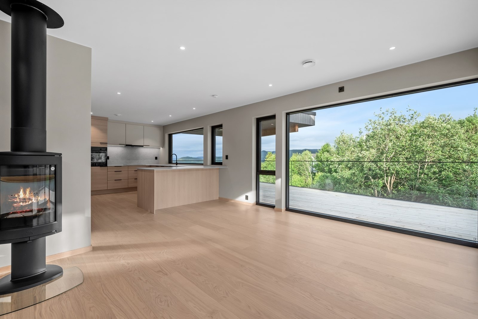 Store vindusflater gir en herlig atmosfære og rikelig med naturlig lysinnslipp Galleribilde