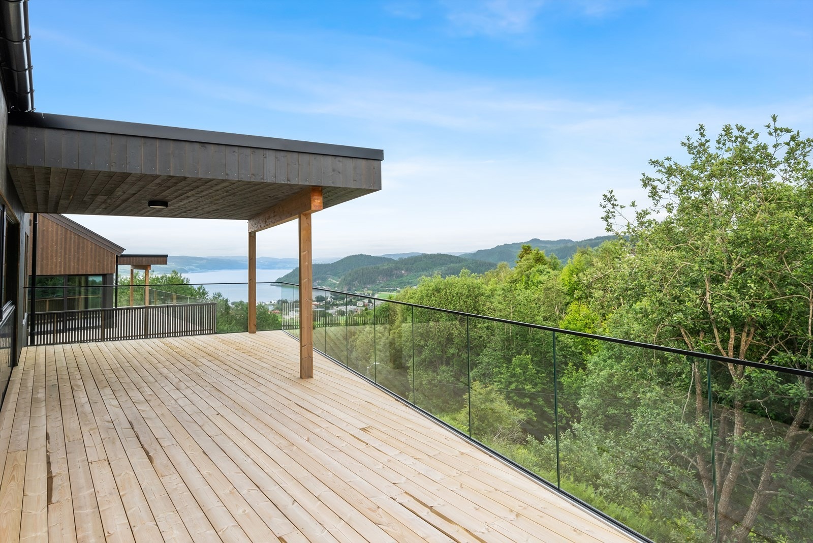 Stor og solrik terrasse med fabelaktig utsikt og god boltreplass, med god plass for flere møbleringssoner Galleribilde