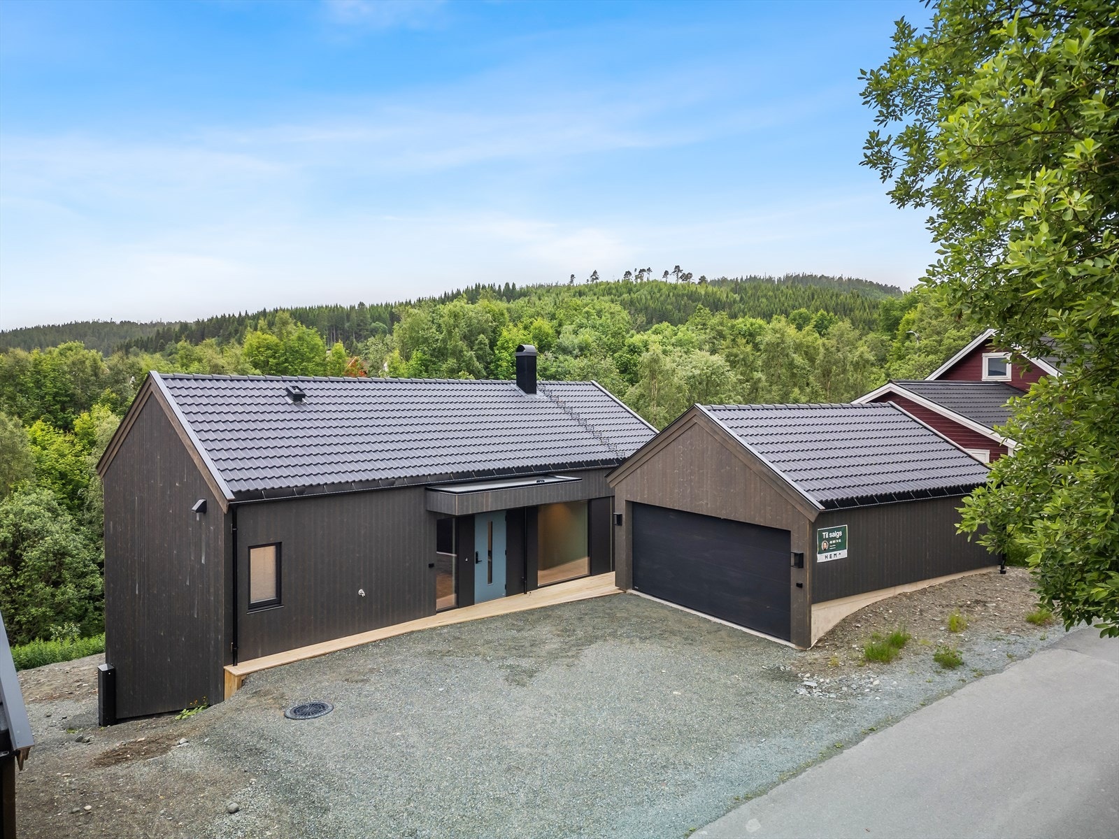 Romslig gårdsplass og garasje Galleribilde