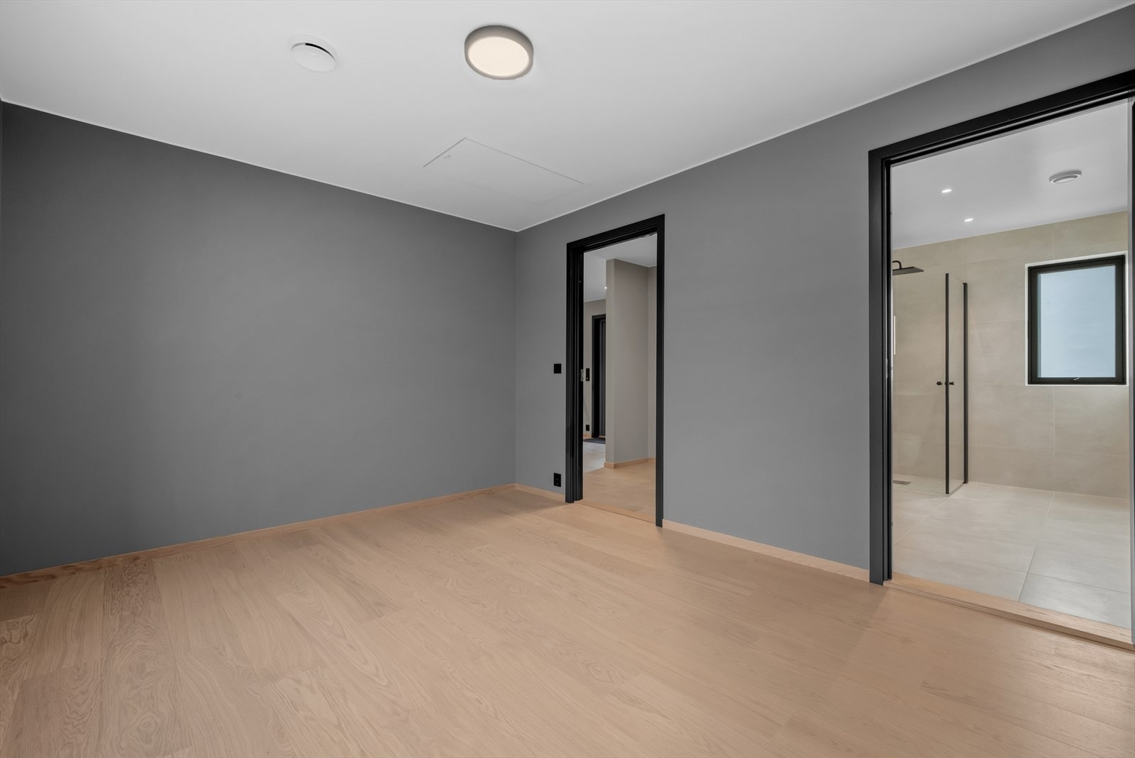 Boligens hovedsoverom på 12,5kvm finner vi i hovedetasjen Galleribilde