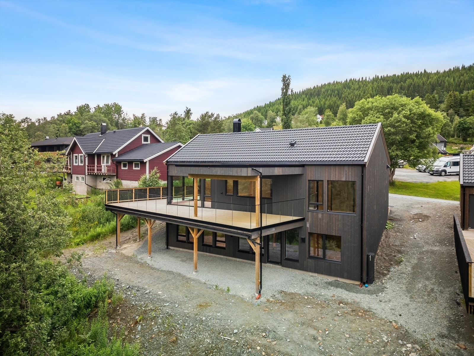 Boligen går over 2 etasjer og inneholder stue / kjøkken, soverom, bad, wc og entre i hovedetasjen. Galleribilde