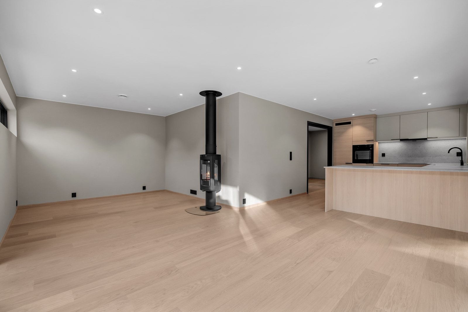 Det er god plass til ei stor spisestue i overgang kjøkken - stue Galleribilde