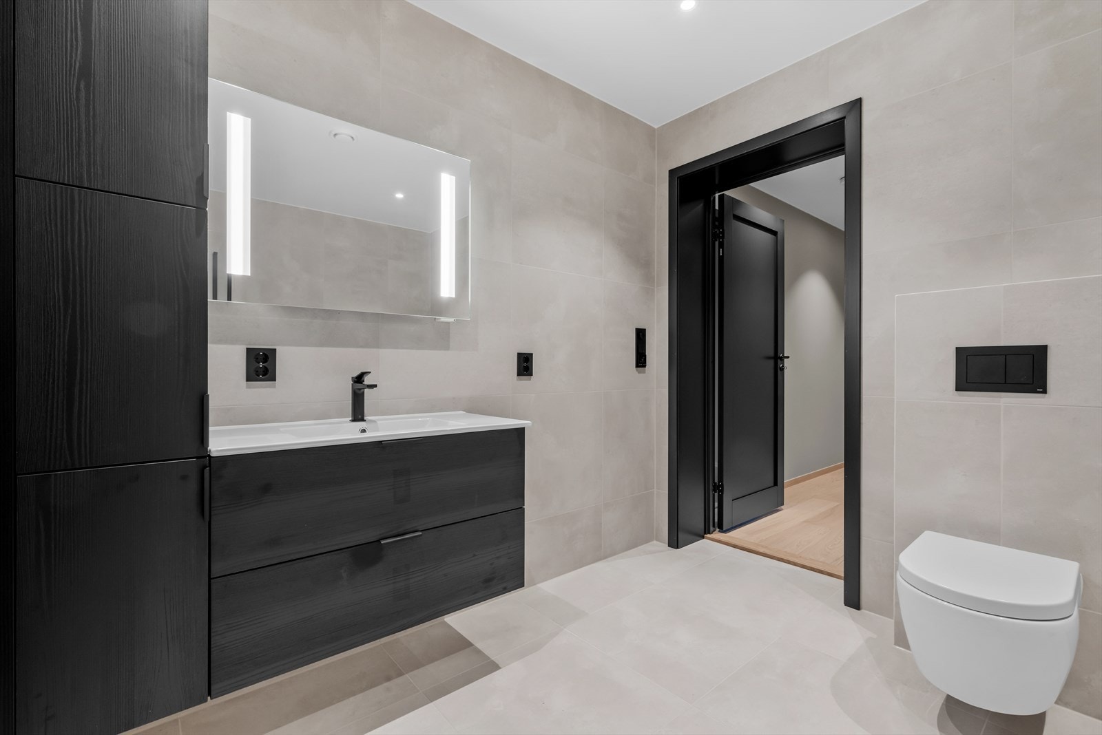 Eget bad også i sokkel på hele 8kvm! Utstyrt med åpen dusjløsning med glassdører, baderomsinnredning m/servant og veggmontert klosett. Gulvvarme og mekanisk avtrekk. Galleribilde