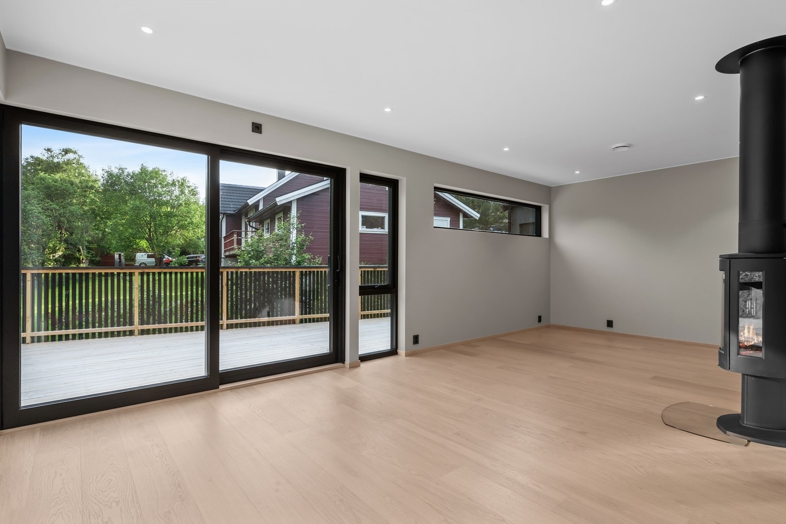 Herdet tregulv. malte vegger og malt himling m/downlights Galleribilde