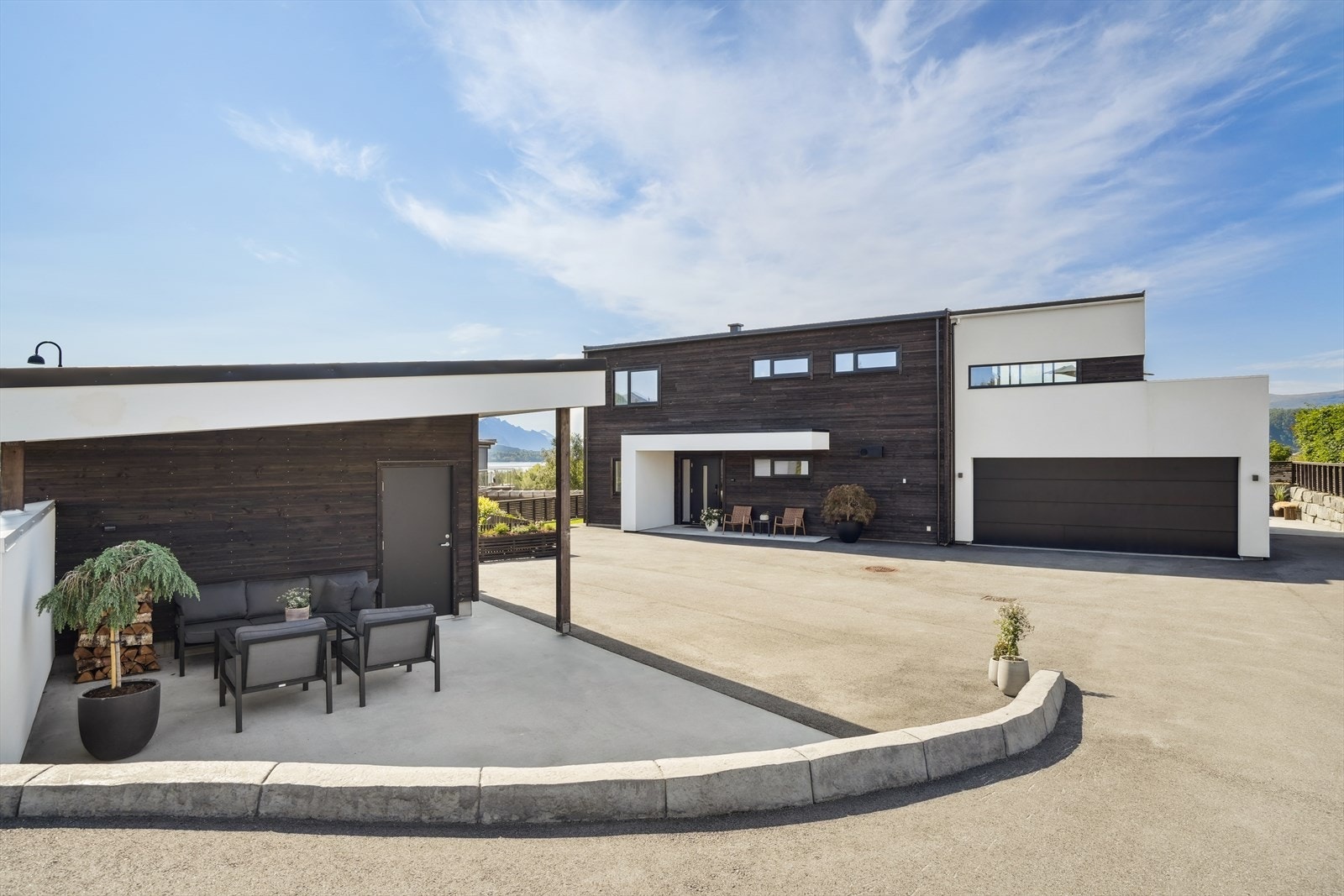 Gode parkeringsmuligheter i tillegg til dobbel garasje Galleribilde