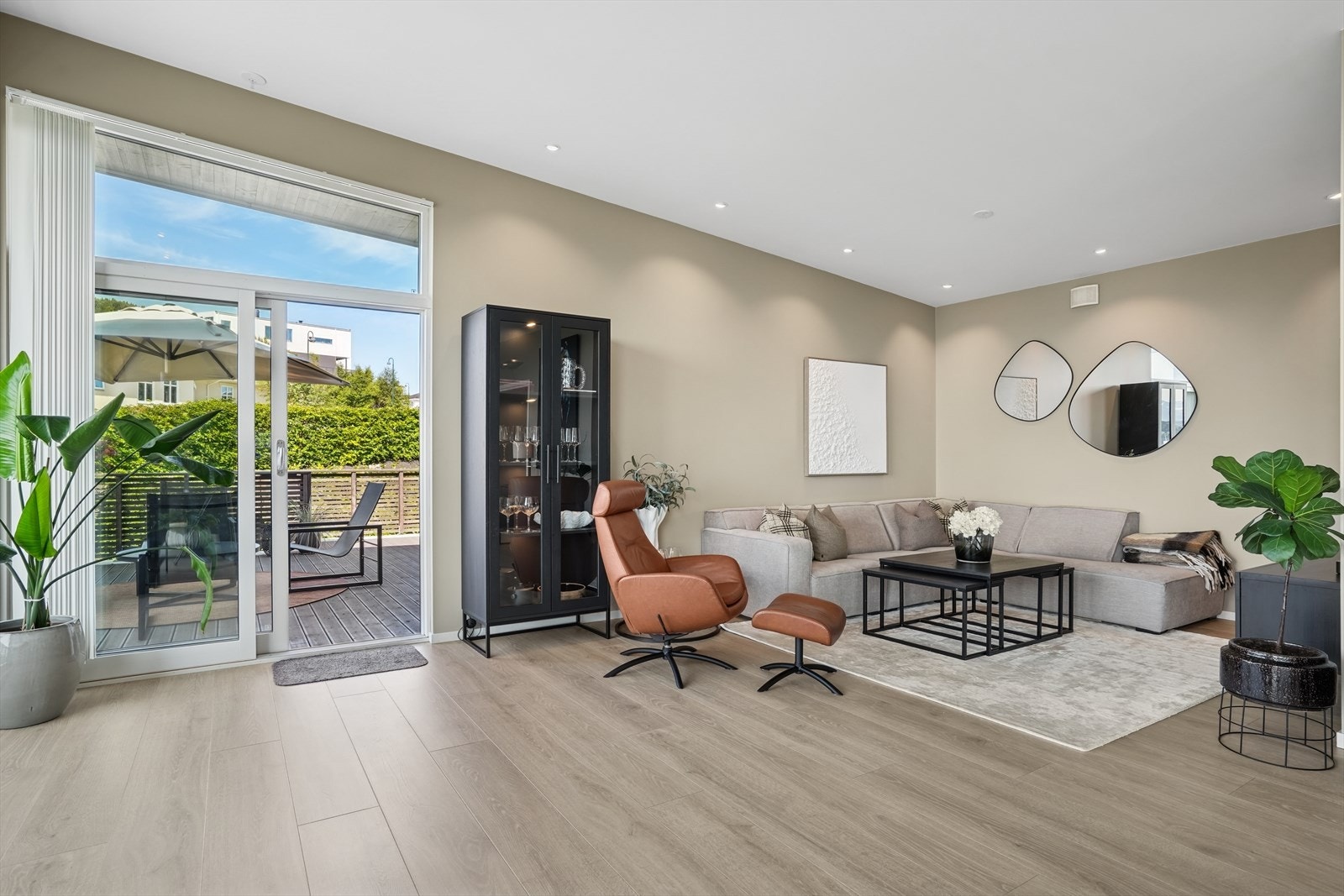 Romslig stue med utgang til stor terrasse Galleribilde