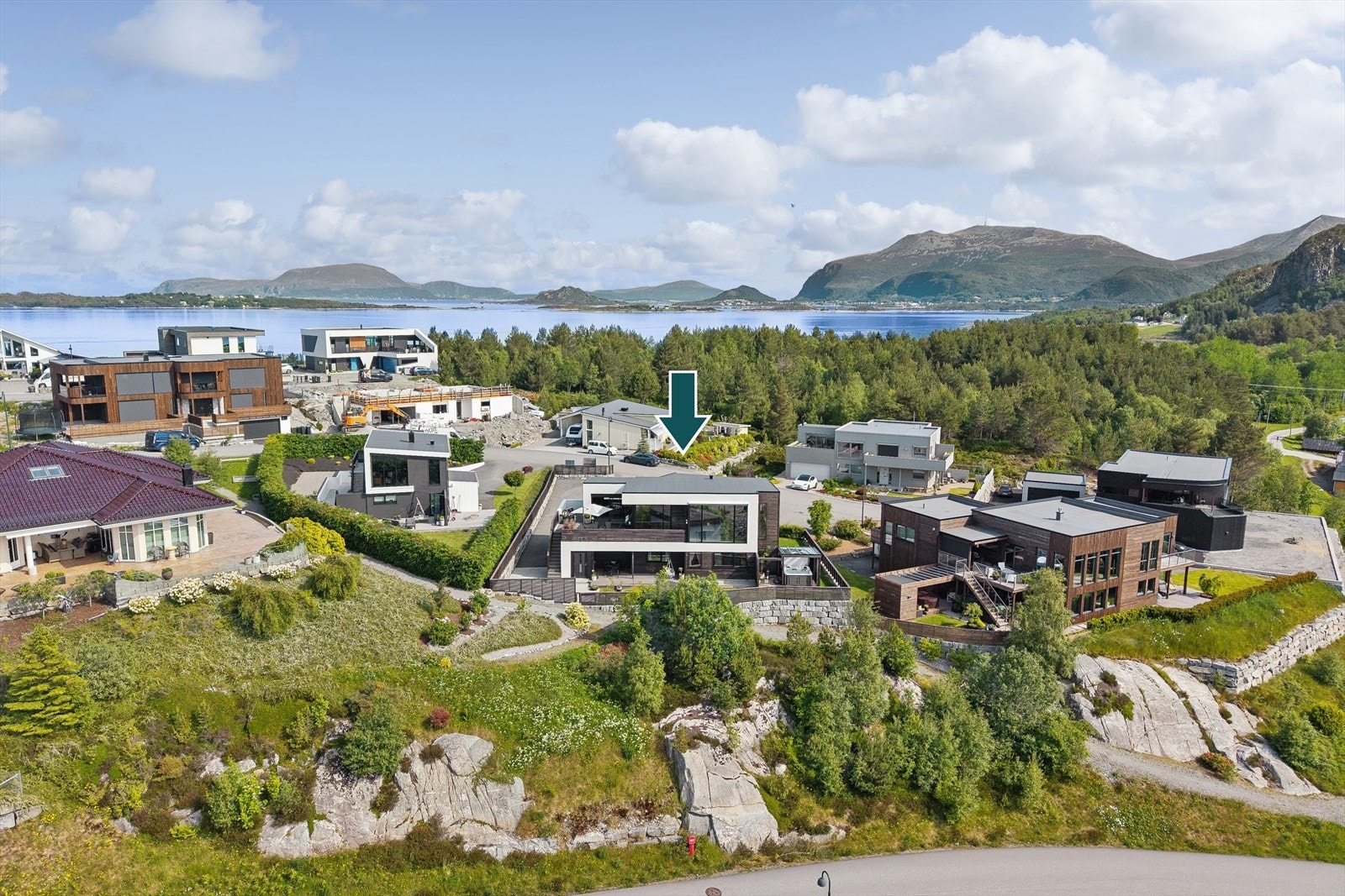 DNB Eiendom har gleden av å presentere en særegen og moderne enebolig i Nilsbakken 26 Galleribilde