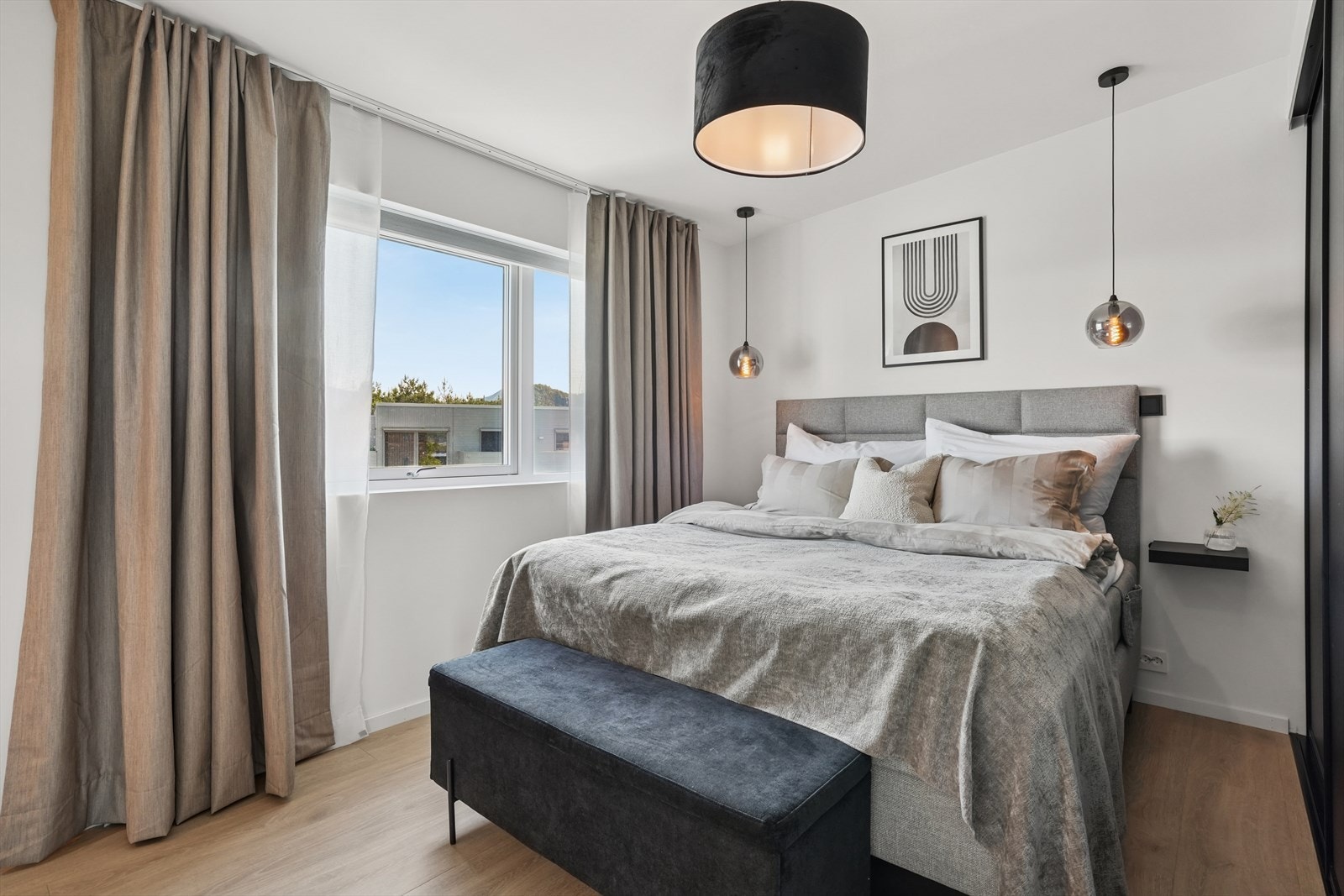 Soverom i 2. etasje med tilgang til walk-in closet og eget bad Galleribilde