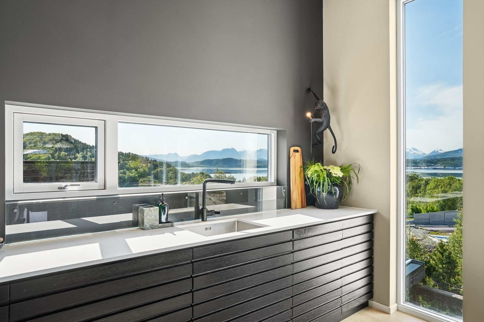 Kjøkkenet fremstår som lyst og luftig - legg merke til de godt plasserte vinduene som slipper inn lys og gir mulighet til å nyte utsikten Galleribilde