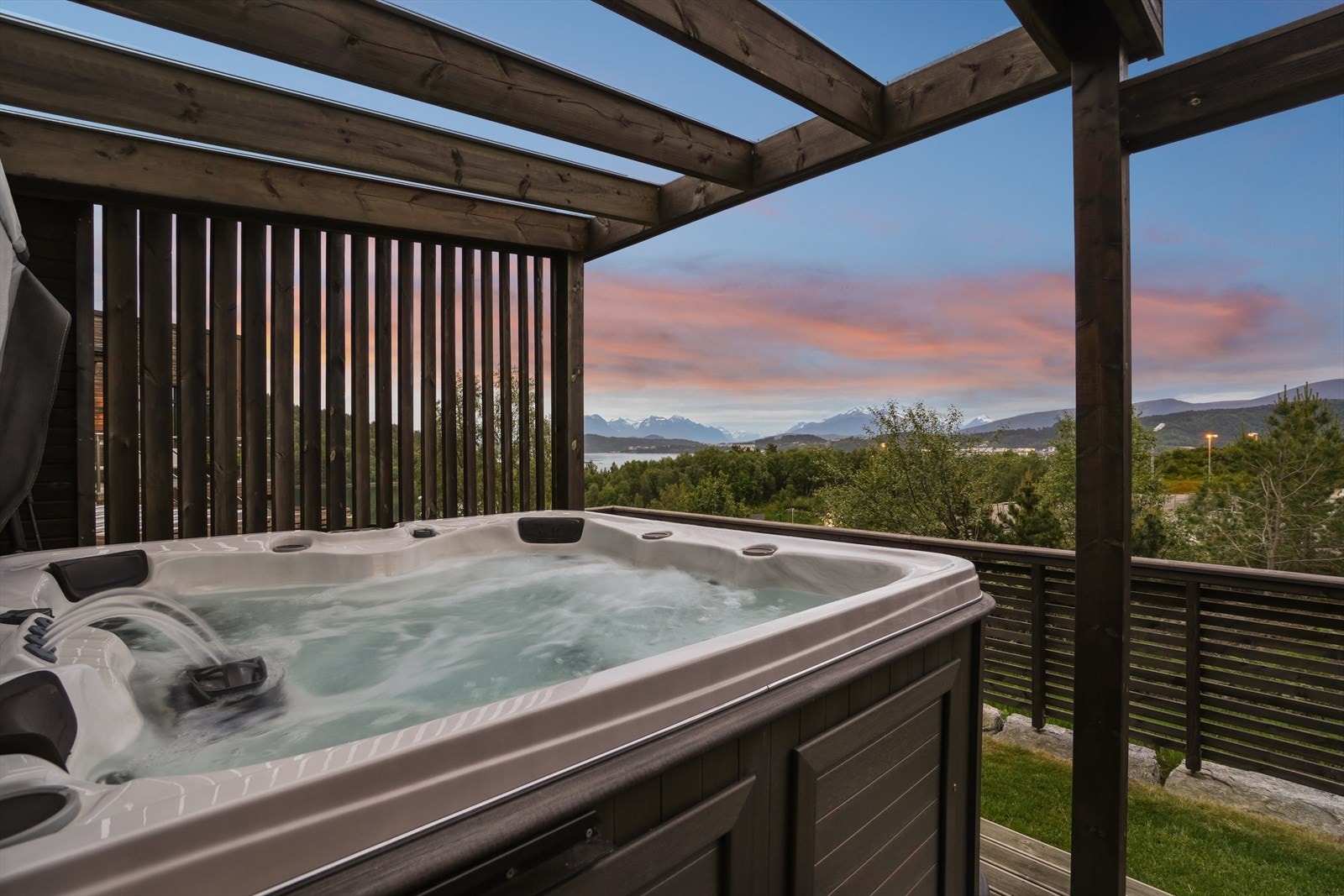 Medfølgende jaquzzi - legg merke til at området er godt skjermet Galleribilde