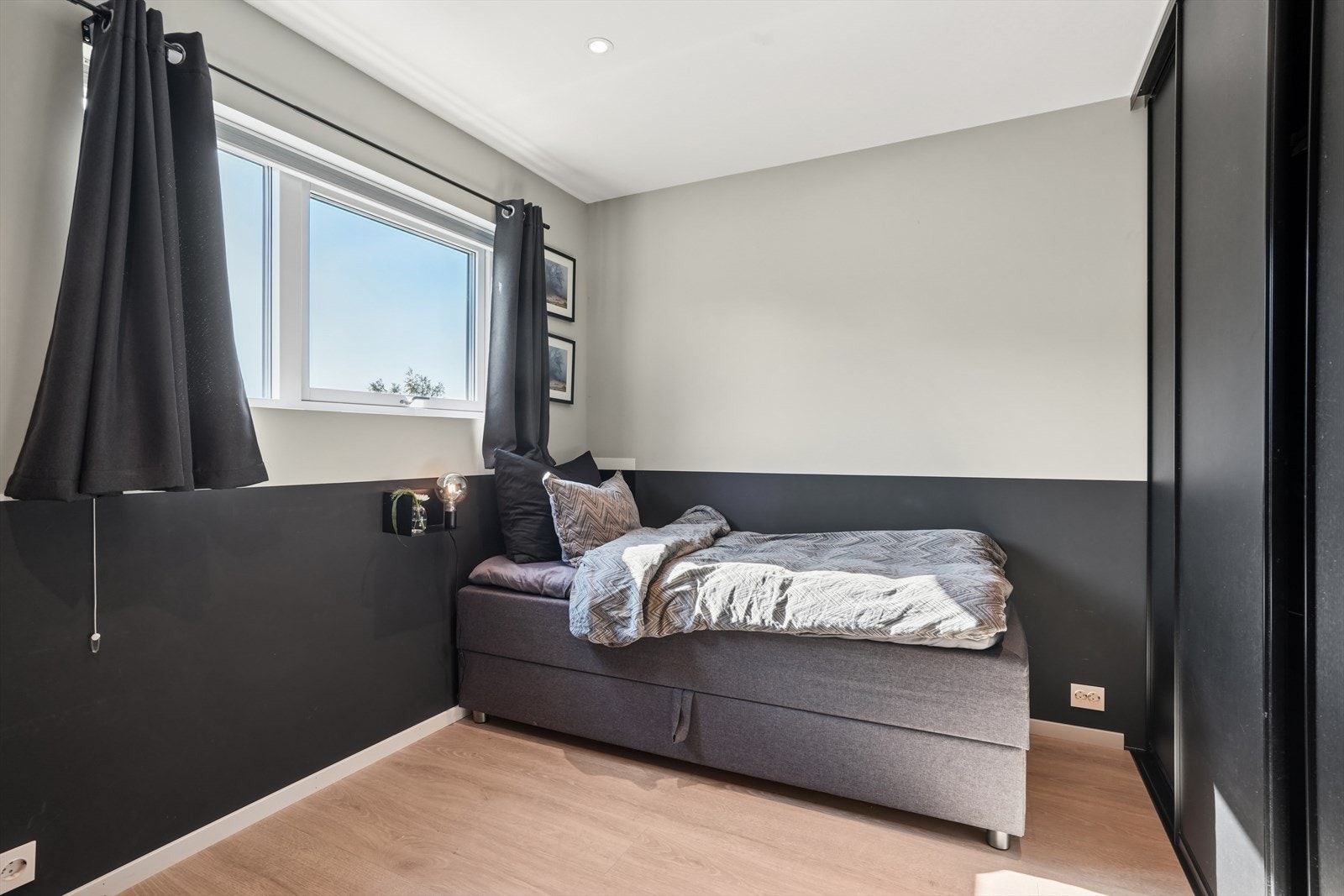 Soverom med god plass til oppbevaring Galleribilde