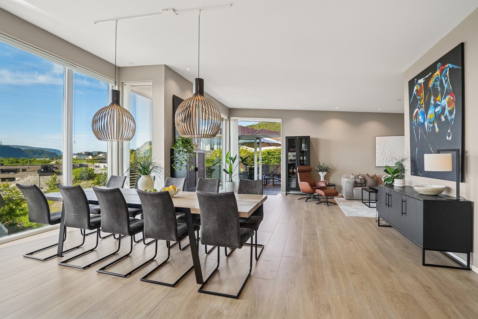 Stue og kjøkken har en åpen løsning med naturlig soneinndeling Galleribilde