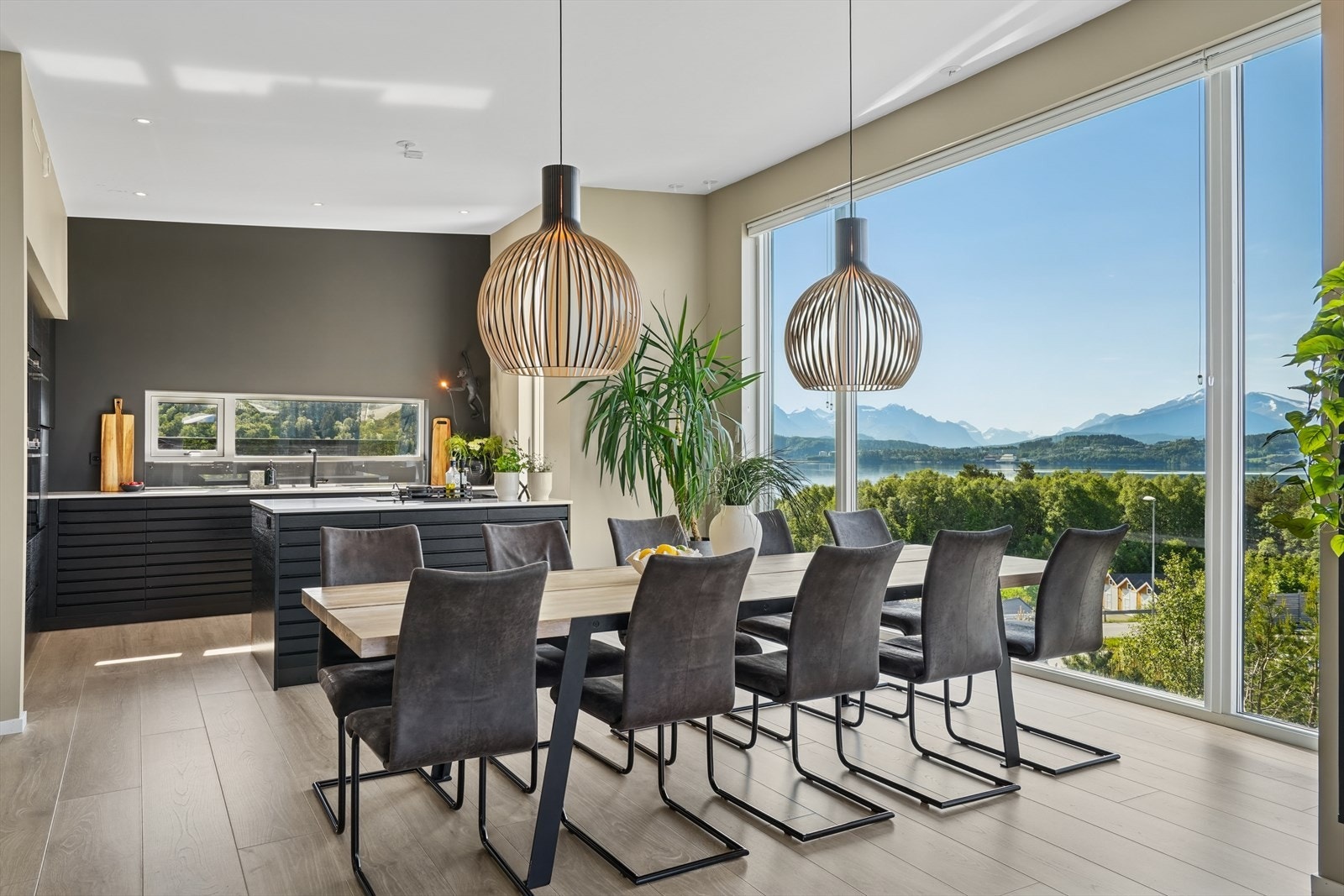 Romslig spisestue med god takhøyde som gir en luftig romfølelse Galleribilde