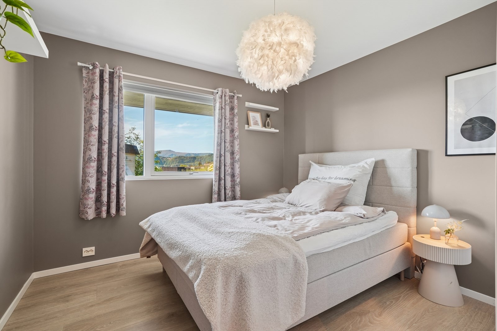 Soverom av god størrelse, med plass til garderobeløsning Galleribilde