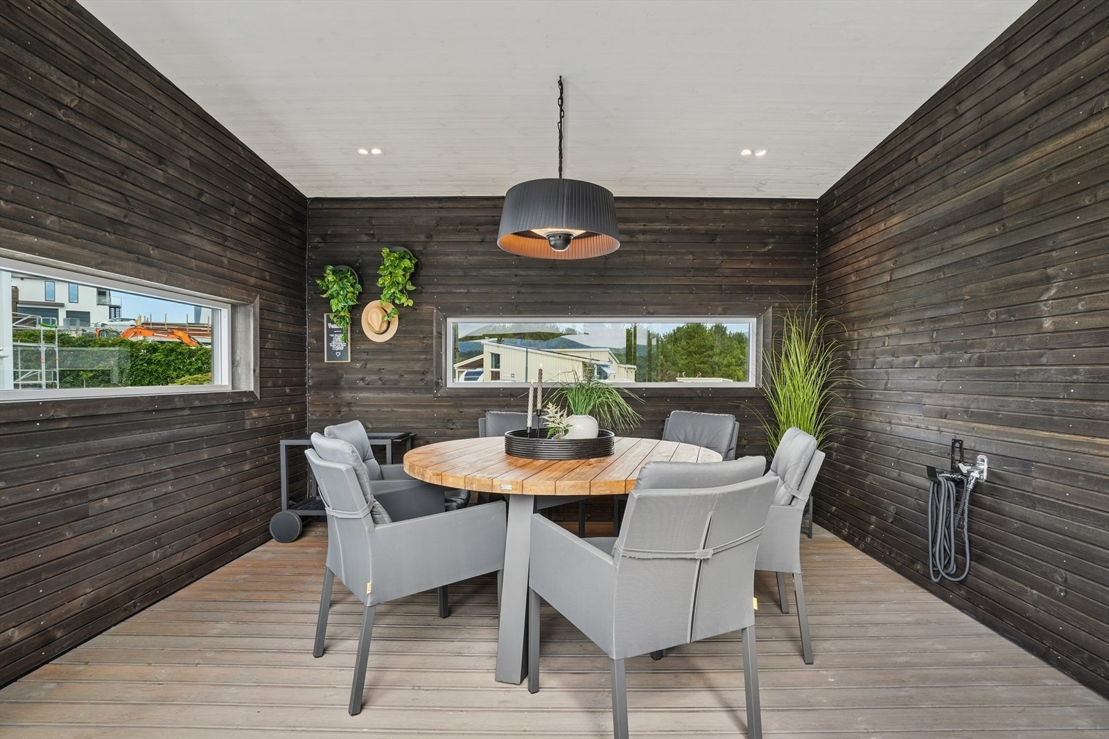 Vinterhage med vinduer og god plass til spisegruppe Galleribilde