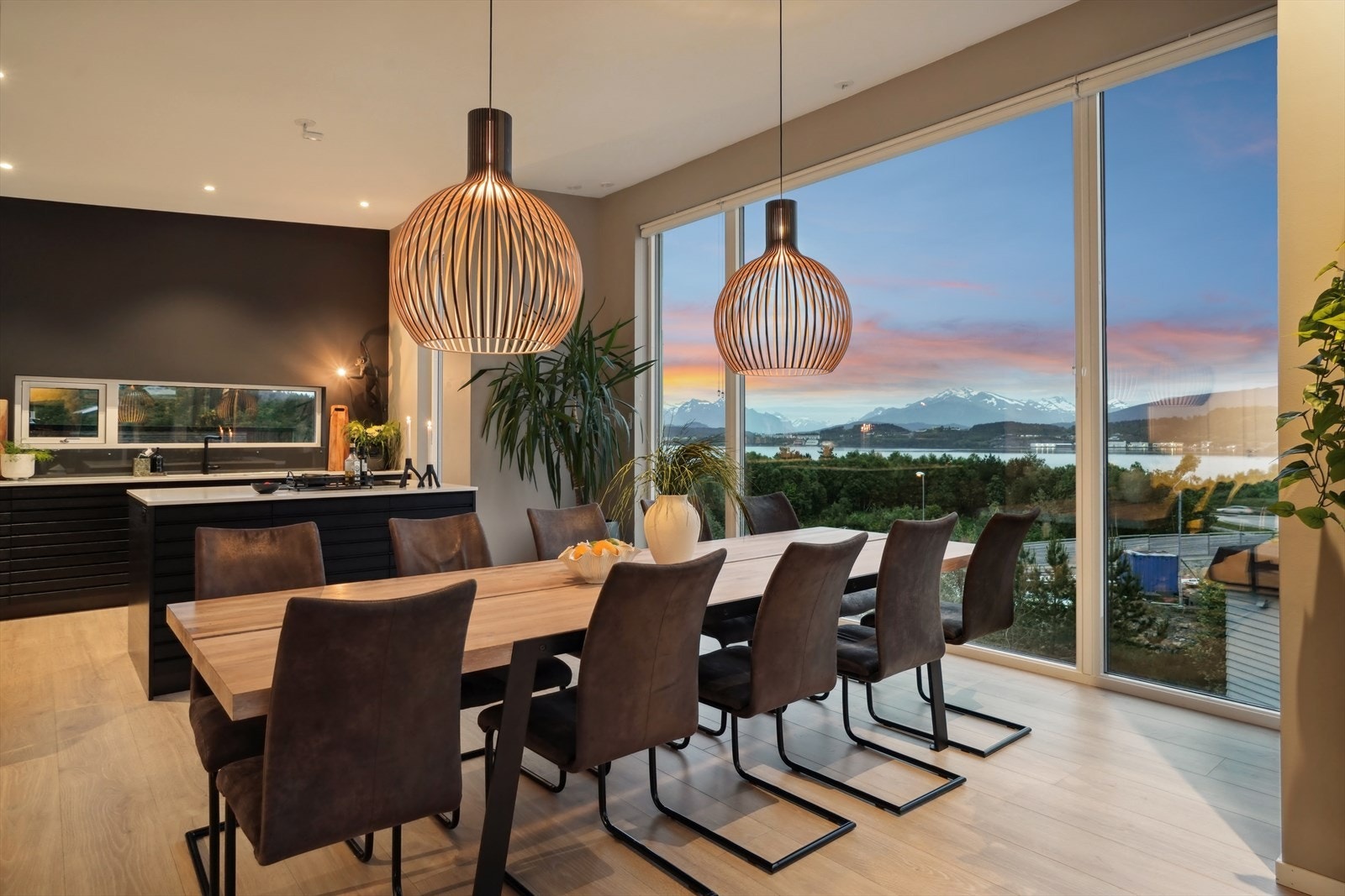 Legg merke til utsikten fra spisestuen Galleribilde