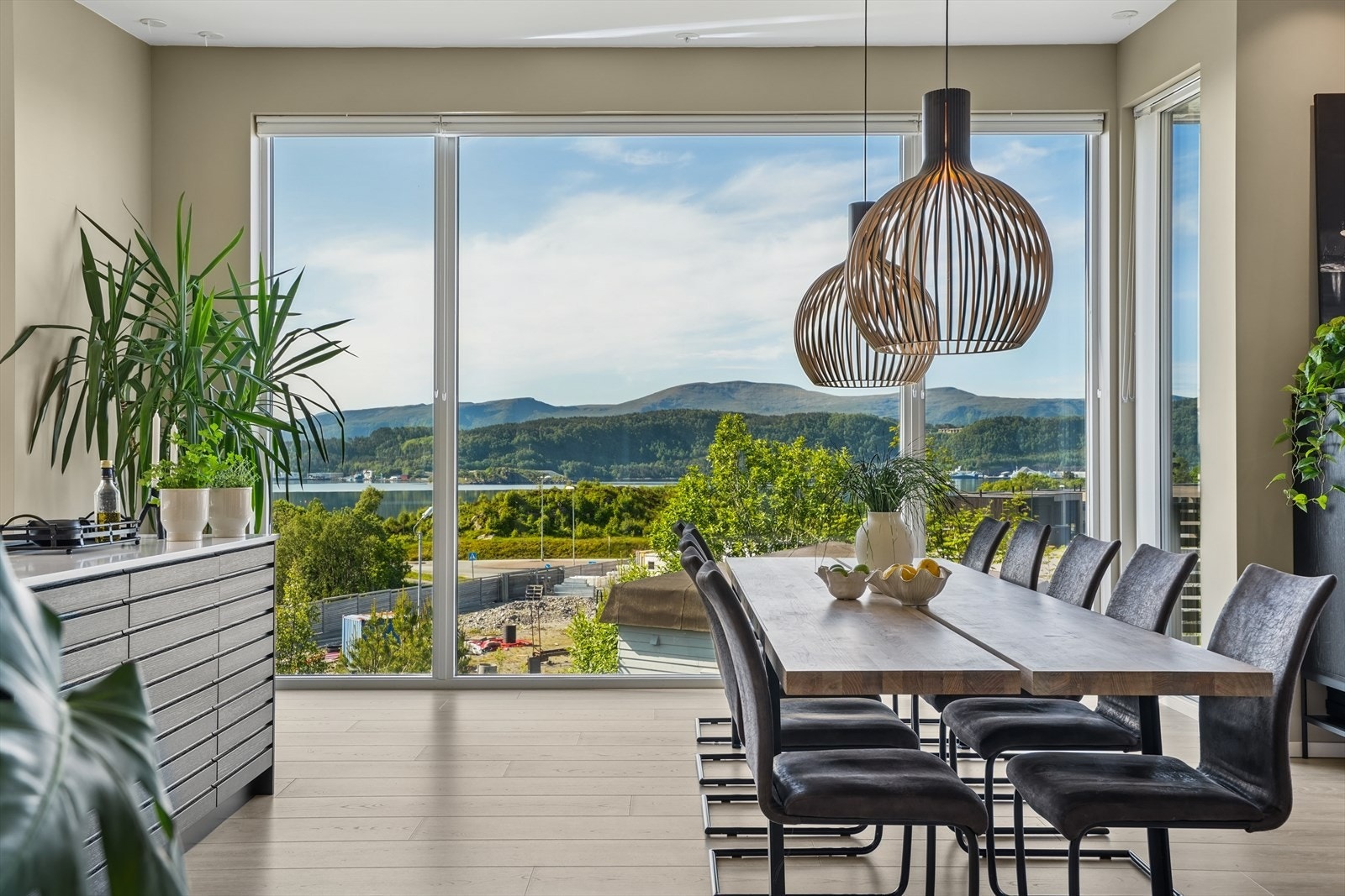 Store vindusflater som gir mye naturlig lysinnslipp Galleribilde