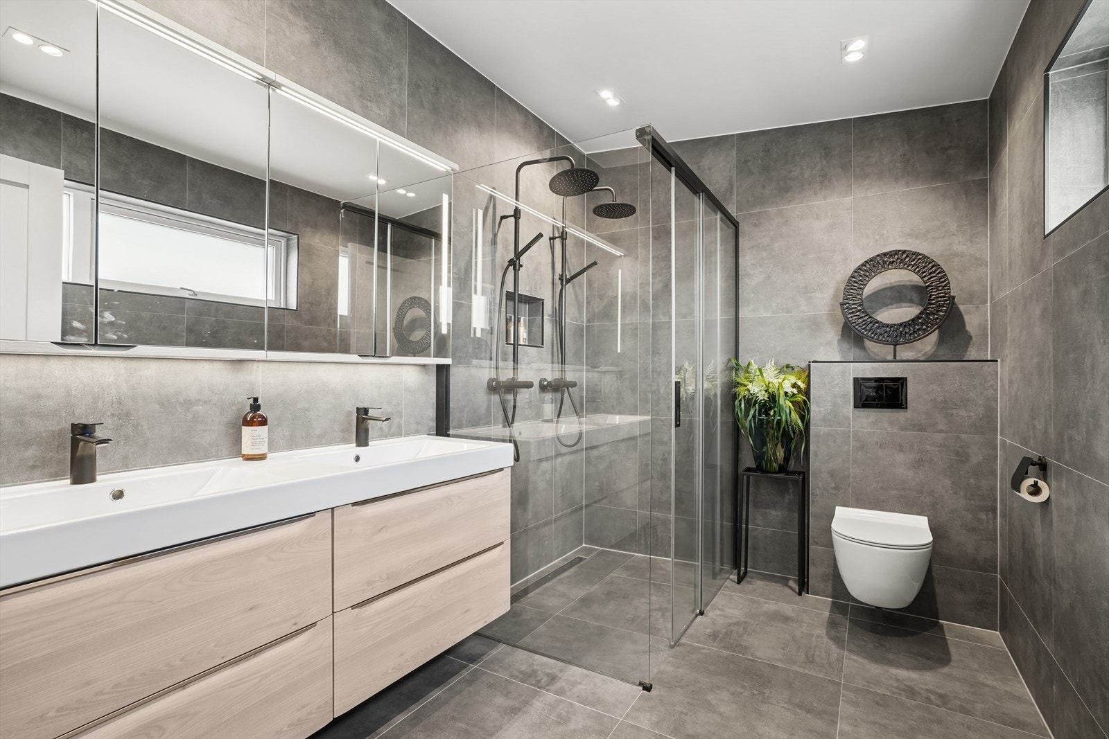 Baderom tilhørende soverommet i 2. etasje Galleribilde