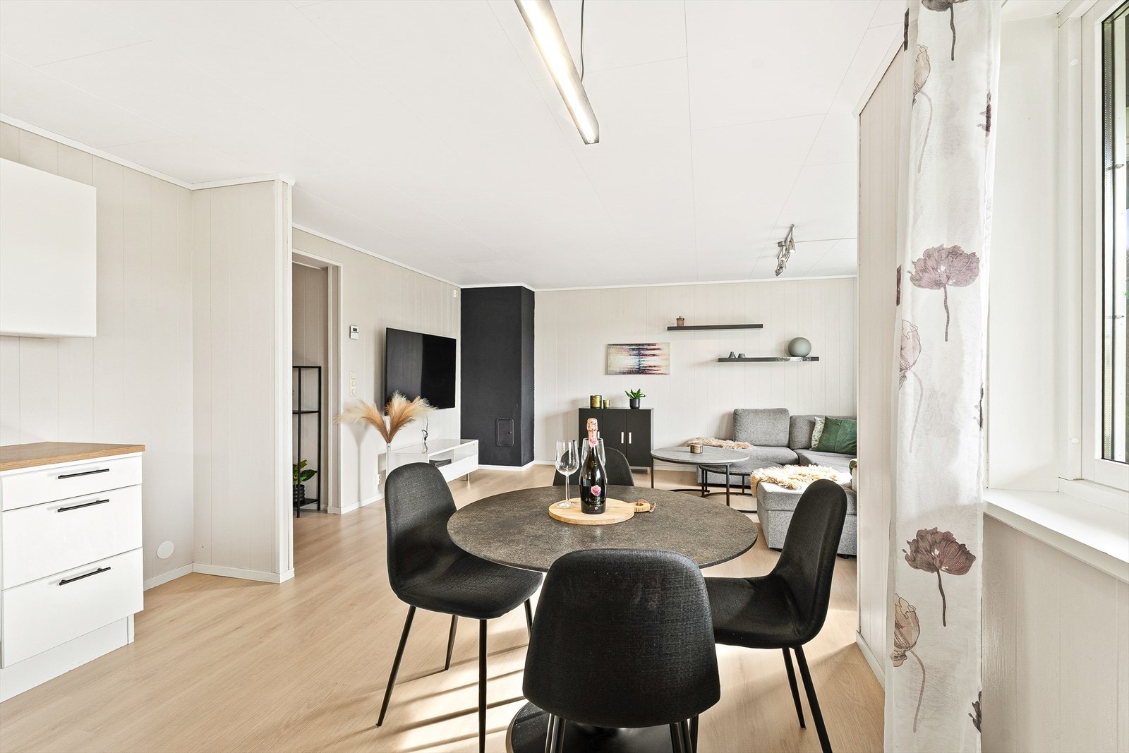 Ved kjøkkenet er det god plass til spisegruppe Galleribilde