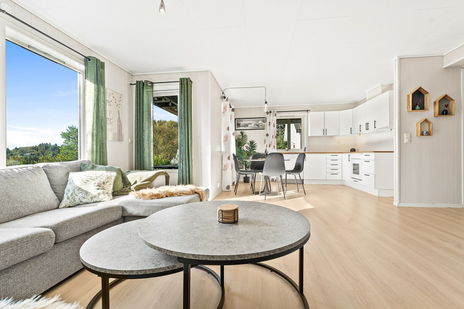 Stue og kjøkken ligger i en åpen løsning Galleribilde