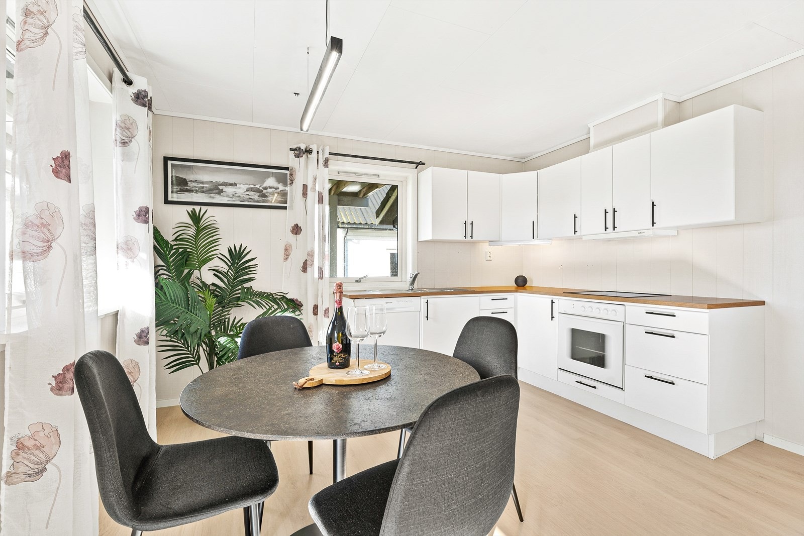 Kjøkkenet har god lagringsplass i over- og underskap Galleribilde